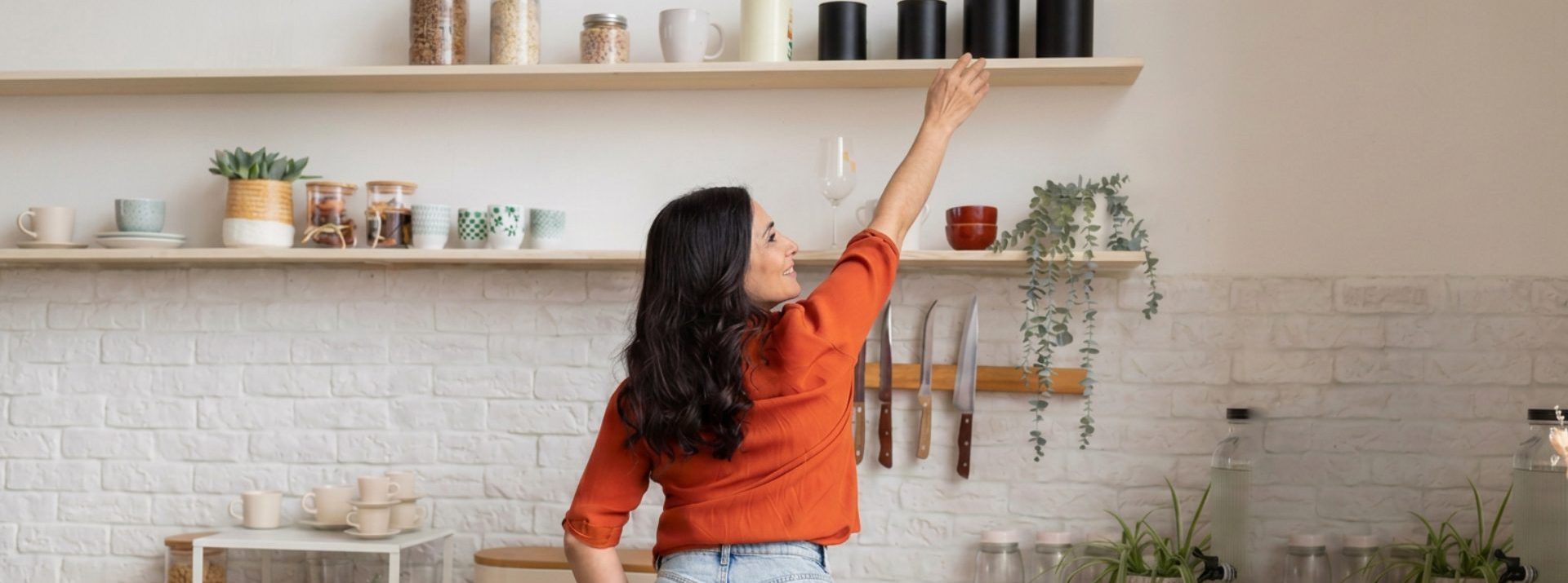 Frozen Shoulder and Menopause:
What Every Woman Over 40 Should Know