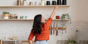 Frozen Shoulder and Menopause: What Every Woman Over 40 Should Know 